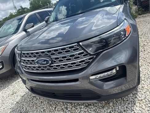 Used 2022 Ford Explorer Limited w/ Equipment Group 301A RWD image 2