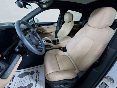 Certified 2025 Porsche Cayenne S image 5