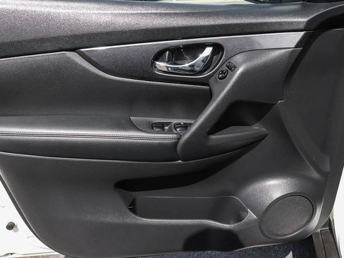 Used 2017 Nissan Rogue SV FWD image 30