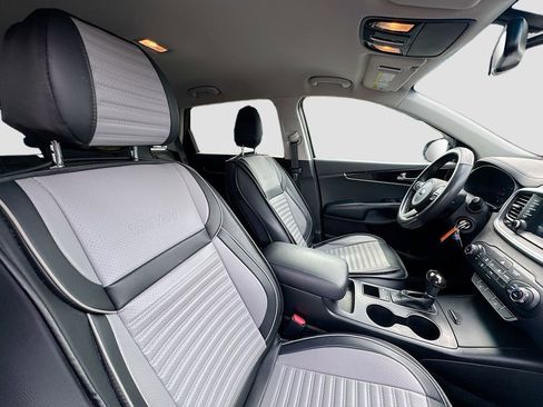 Used 2018 Kia Sorento LX image 25