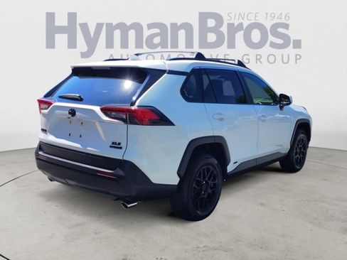 Used 2022 Toyota RAV4 XLE w/ Convenience Package AWD/4WD image 3