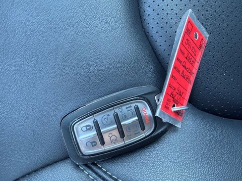 Used 2025 Chrysler Pacifica Select image 42