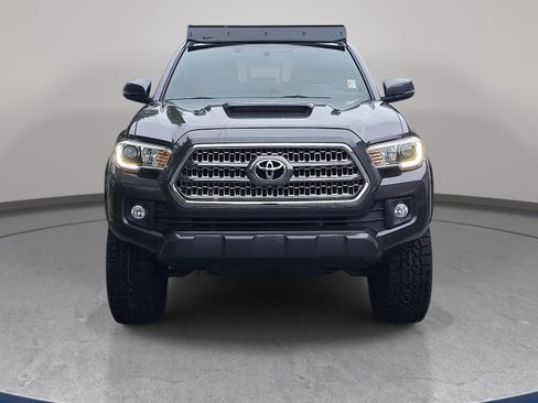 Used 2017 Toyota Tacoma TRD Sport w/ Premium & Technology Package AWD/4WD image 2