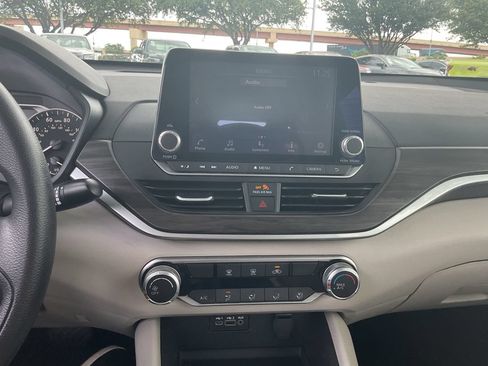 Used 2025 Nissan Altima 2.5 SV FWD image 24