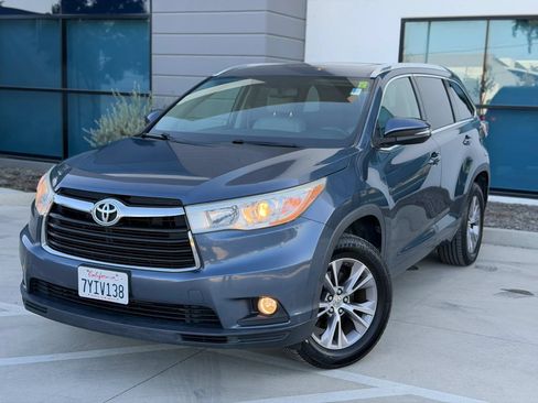 Used 2014 Toyota Highlander XLE FWD image 3