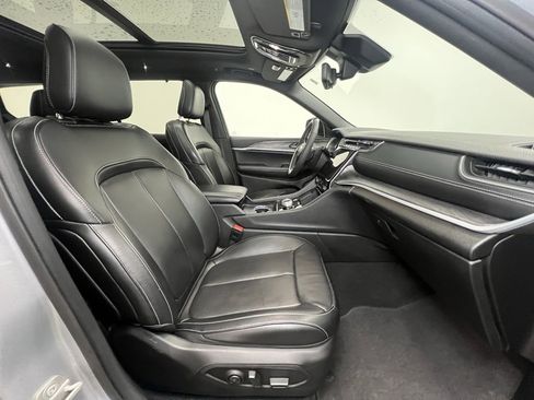 Used 2024 Jeep Grand Cherokee L Limited w/ Luxury Tech Group II image 11