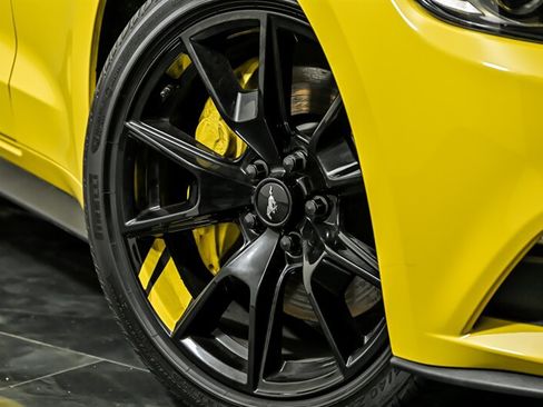 Used 2017 Ford Mustang GT w/ Black Accent Package RWD image 3