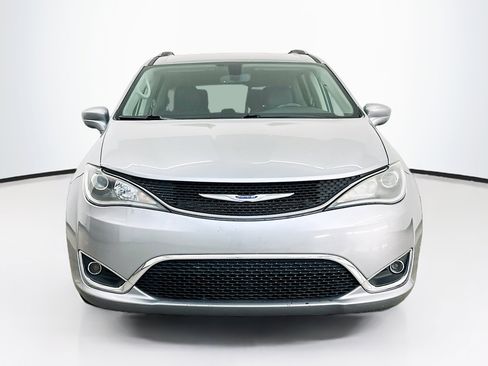 Used 2020 Chrysler Pacifica Touring-L FWD image 2