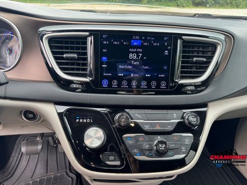 Used 2017 Chrysler Pacifica Touring-L image 19