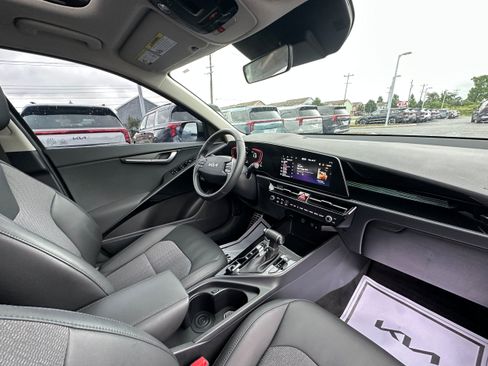 Used 2024 Kia Niro EX Touring FWD image 19