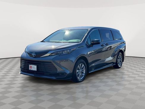 Used 2025 Toyota Sienna LE AWD/4WD image 3