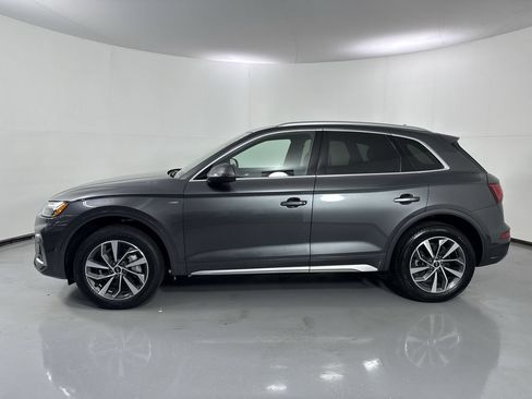 Used 2023 Audi Q5 2.0T Premium w/ Convenience Package AWD/4WD image 2