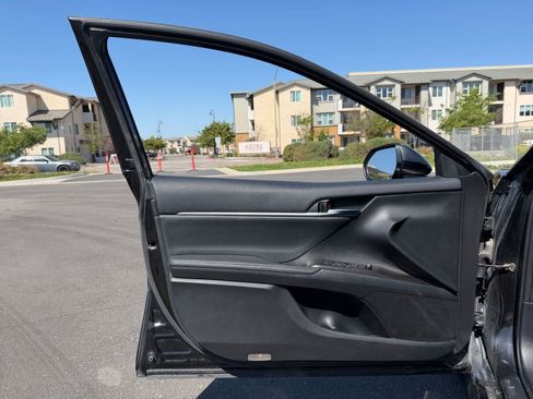 Used 2022 Toyota Camry XLE w/ Navigation Package image 15