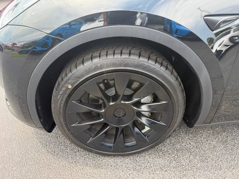 Used 2024 Tesla Model Y Long Range AWD/4WD image 36