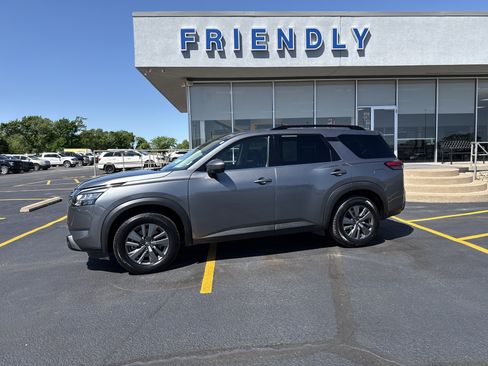 Used 2024 Nissan Pathfinder SV FWD image 2