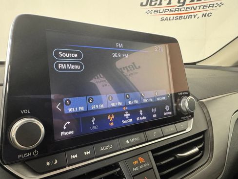 Used 2025 Nissan Altima 2.5 SV FWD image 14