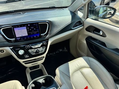 Used 2021 Chrysler Pacifica Touring-L FWD image 27