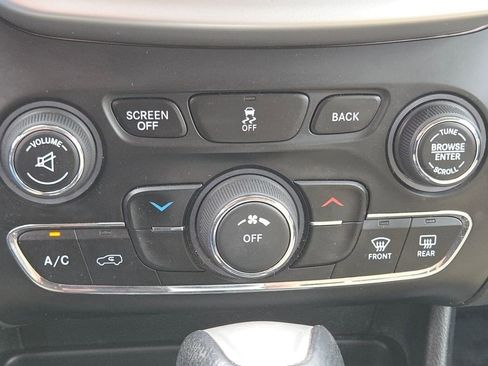 Used 2015 Jeep Cherokee Latitude AWD/4WD image 14