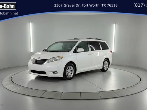 Used 2016 Toyota Sienna XLE image 1