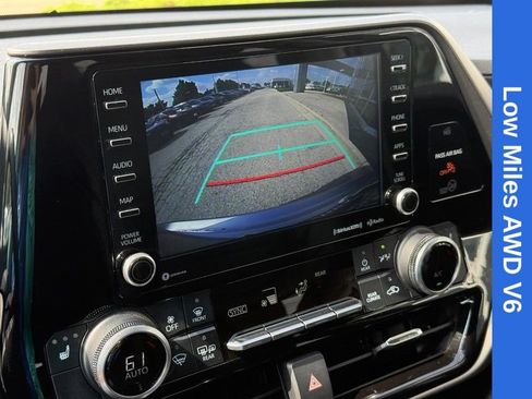 Used 2021 Toyota Highlander XLE AWD/4WD image 24