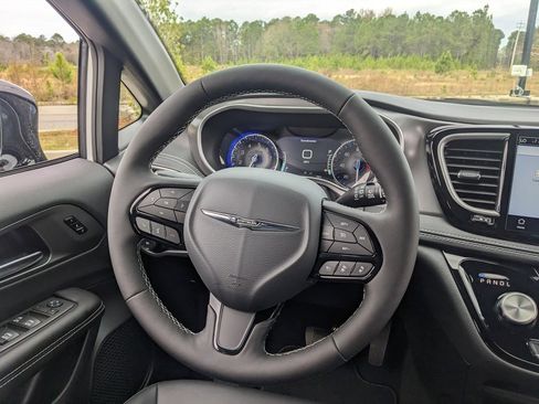 New 2026 Chrysler Pacifica Select image 24