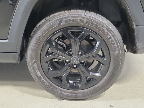 Used 2025 Jeep Compass Latitude image 6