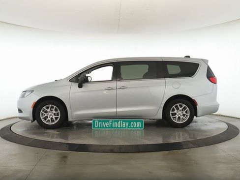 Used 2024 Chrysler Voyager LX image 9
