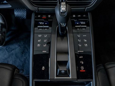 Certified 2025 Porsche Macan image 16