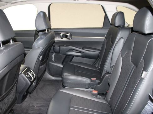 Used 2025 Kia Sorento EX w/ Panoramic Sunroof Package image 23