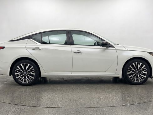 Used 2025 Nissan Altima 2.5 SV FWD image 9