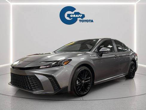 Used 2025 Toyota Camry SE FWD image 2