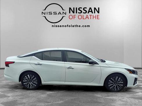 Certified 2025 Nissan Altima 2.5 SV FWD image 30