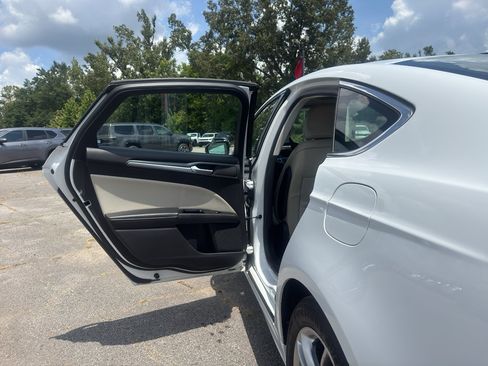 Used 2015 Ford Fusion Titanium FWD image 18