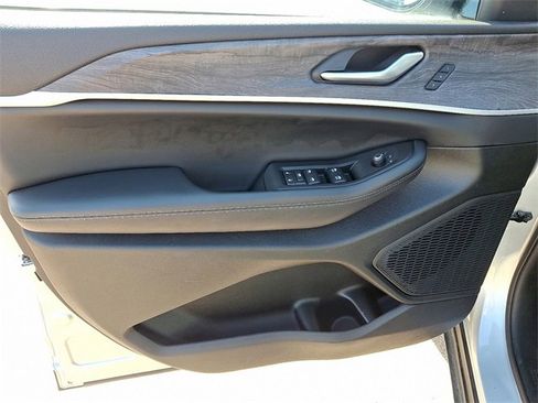 Used 2024 Jeep Grand Cherokee L Limited image 10