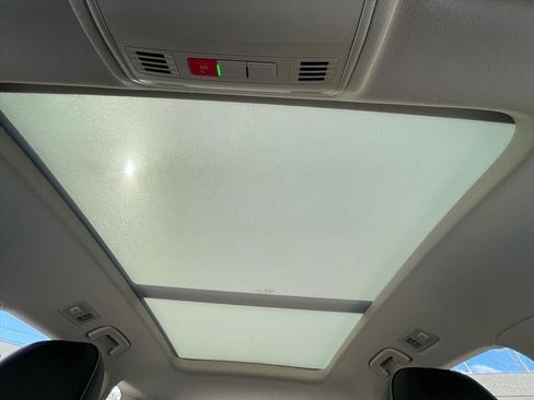 Used 2023 Volkswagen Taos SE w/ Panoramic Sunroof Package image 9