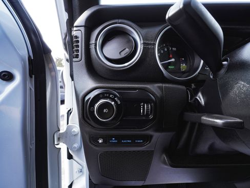 Used 2023 Jeep Wrangler Unlimited Sahara w/ Cold Weather Group image 16