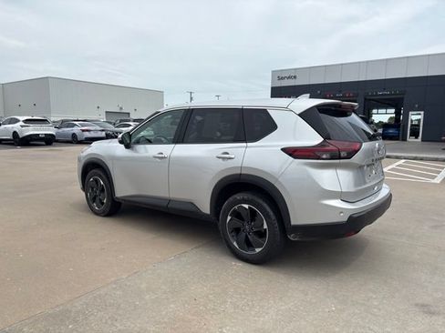 Used 2025 Nissan Rogue SV AWD/4WD image 4