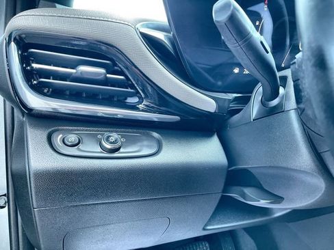 Certified 2025 Buick Envista Avenir FWD image 17