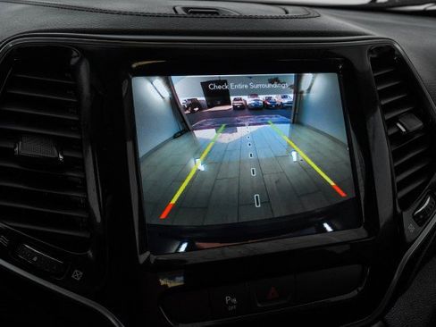 Used 2019 Jeep Cherokee Limited image 21