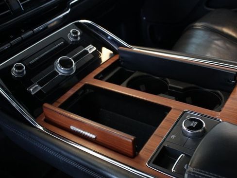 Used 2019 Lincoln Navigator Select image 16