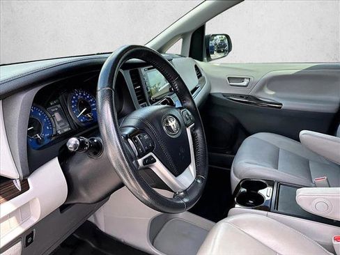 Used 2020 Toyota Sienna XLE FWD image 13