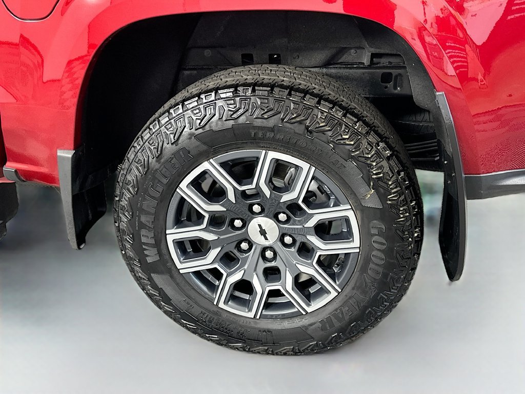 Used 2025 Chevrolet Colorado Z71 w/ Technology Package AWD/4WD image 30