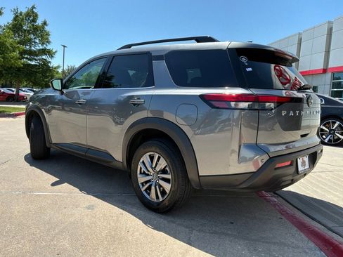Used 2025 Nissan Pathfinder SV FWD image 8