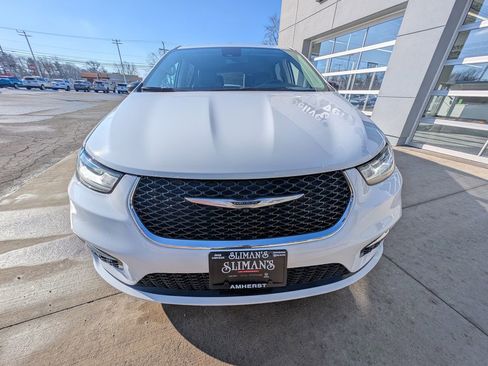 Used 2024 Chrysler Pacifica Touring-L image 9