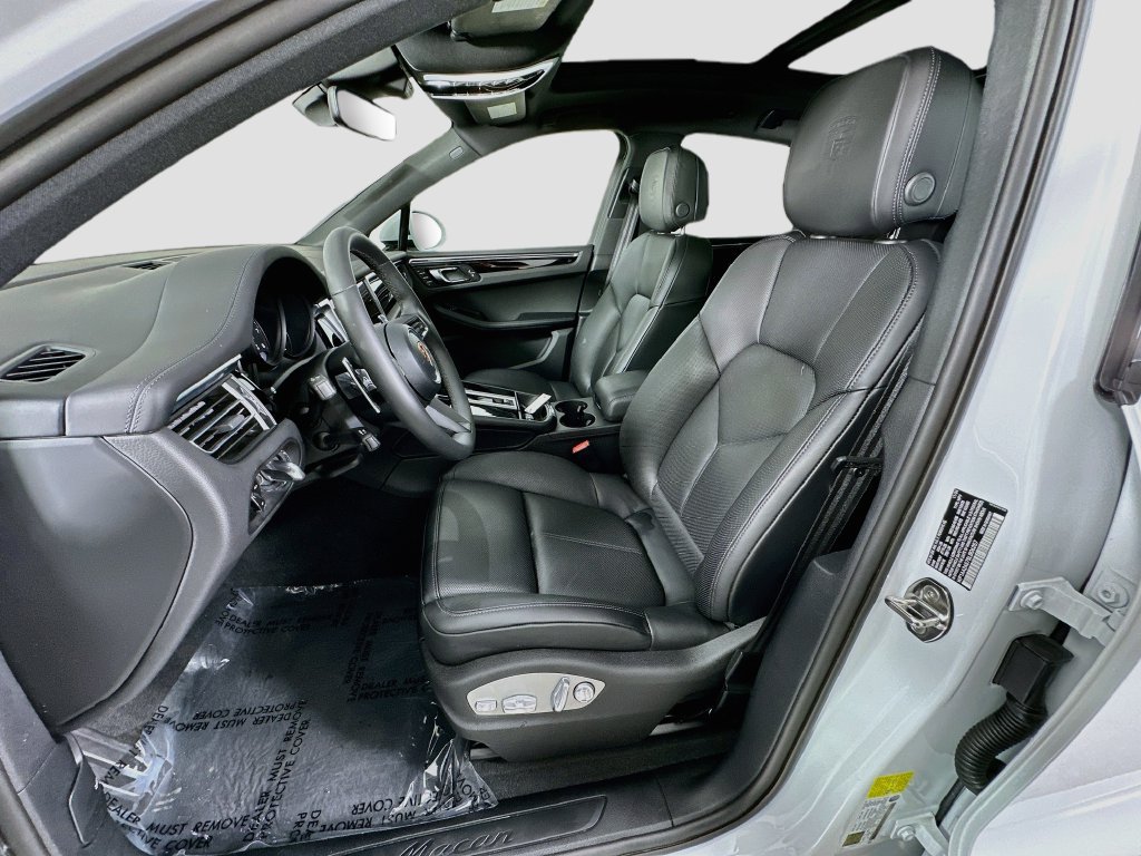 Certified 2025 Porsche Macan AWD/4WD image 5