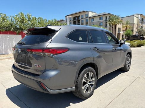 Used 2021 Toyota Highlander XLE FWD image 2