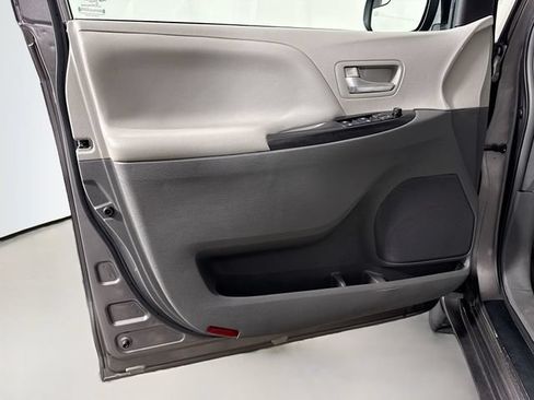 Certified 2017 Toyota Sienna LE FWD image 12