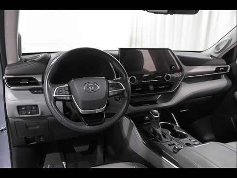 Used 2023 Toyota Highlander Limited AWD/4WD image 6