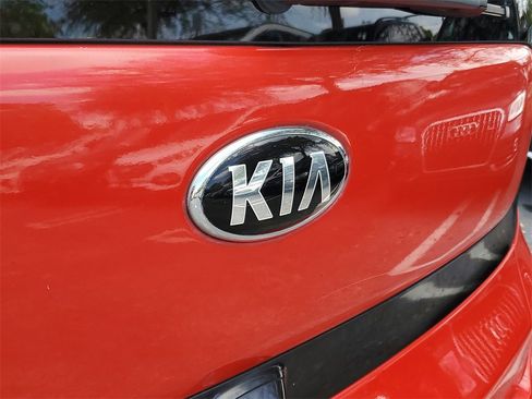 Used 2017 Kia Soul + image 9