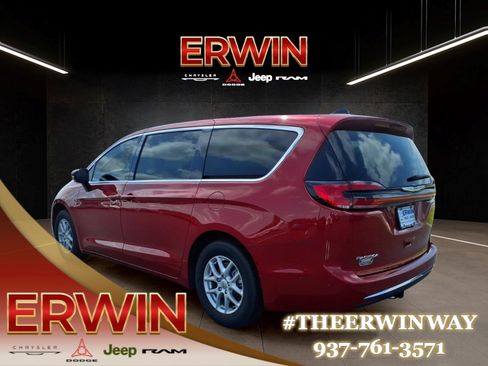 Used 2025 Chrysler Pacifica Select FWD image 5